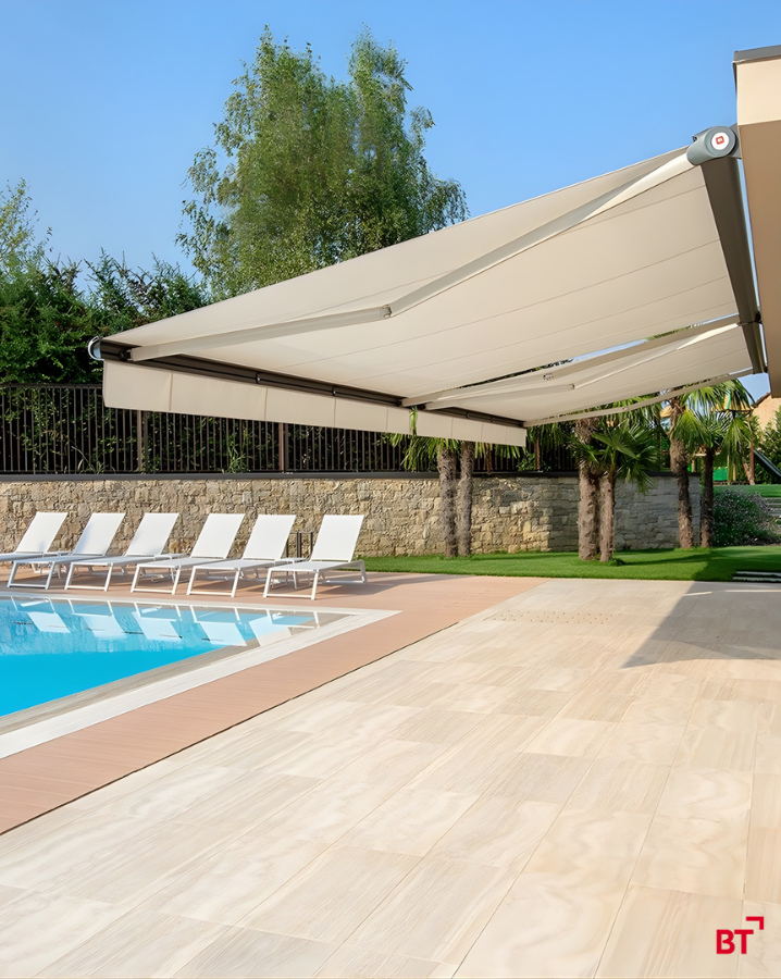tenda da sole a bracci con piscina